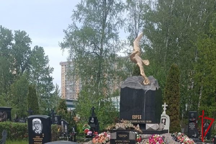 На петербургском кладбище сотрудники Росгвардии задержали гражданина, самовольно покрасившего элементы одного из мемориалов