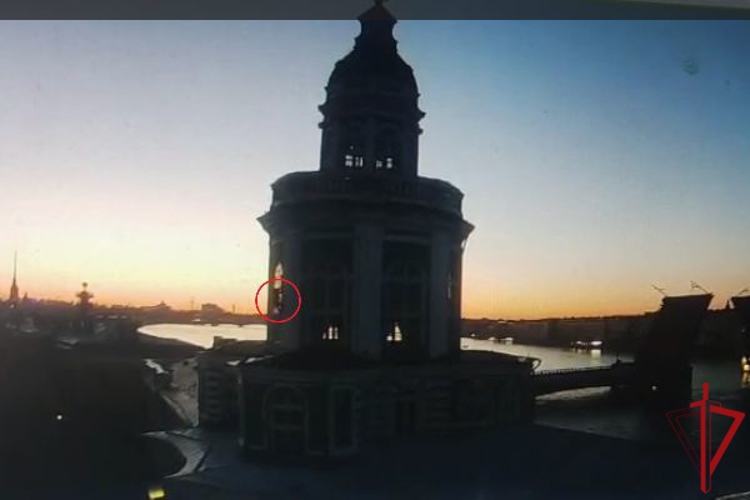 Сотрудники Росгвардии задержали хулигана, проникшего на крышу Кунсткамеры