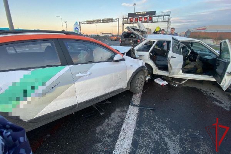 Сотрудники Росгвардии пришли на помощь водителю и пассажирам автомобиля, пострадавшим в результате аварии на 82-м километре КАД