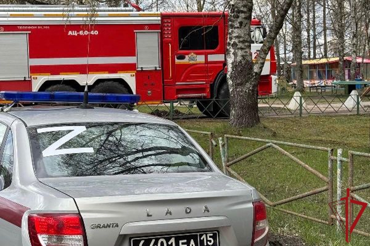 В Кировске сотрудники Росгвардии оказали содействие спасателям, оцепив территорию у здания, в котором произошел пожар