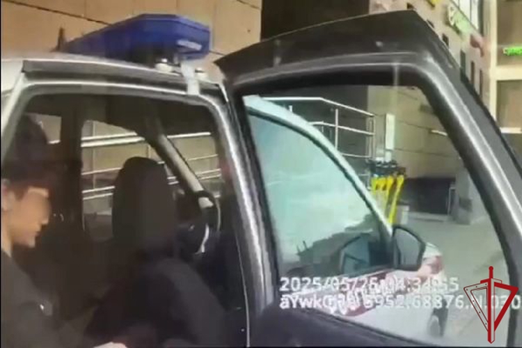 В Невском районе сотрудники Росгвардии задержали прохожего, пытавшегося совершить кражу во время разгрузки товаров у магазина
