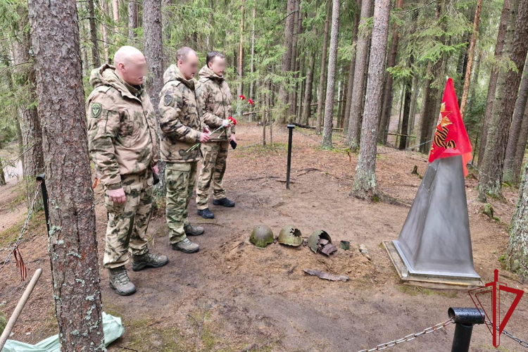 В Ленинградской области сотрудники ОМОН "Балтика" Росгвардии почтили память павших воинов Красной армии