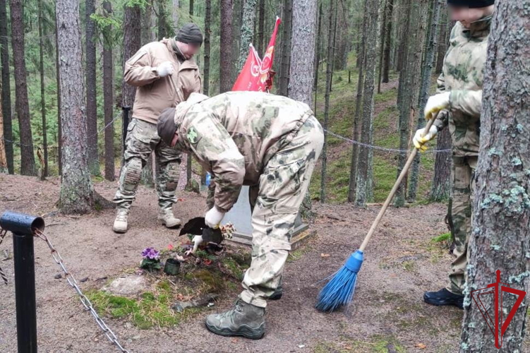 В Ленинградской области сотрудники ОМОН "Балтика" Росгвардии почтили память павших воинов Красной армии