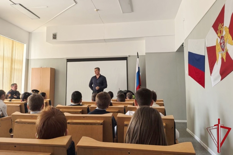 Представители Росгвардии провели встречу с младшими классами школы №241 Адмиралтейского района
