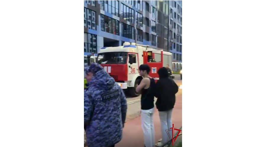 В Санкт-Петербурге росгвардейцы приняли участие в эвакуации жильцов дома, в котором произошел пожар