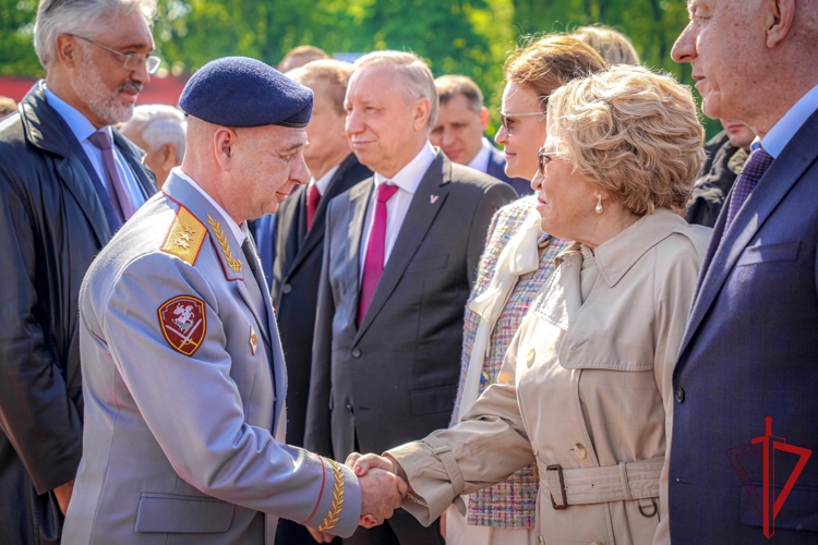 В честь Дня основания Санкт-Петербурга делегация Северо-Западного округа ВНГ РФ возложила цветы к памятнику Петру Великому