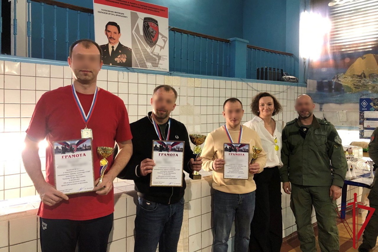Сотрудники и ветераны спецподразделений ГУ Росгвардии приняли участие в чемпионате по плаванию в память первого командира СОБР