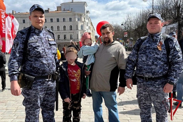 В Выборге сотрудники Росгвардии разыскали ребёнка, потерявшегося во время праздничного мероприятия
