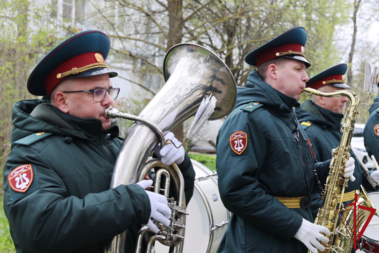 В Санкт-Петербурге росгвардейцы провели мини-парад для ветерана Великой Отечественной войны