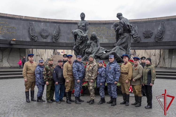 В Санкт-Петербурге сотрудники Росгвардии приняли участие в автопробеге "Марш памяти по Зеленому поясу славы"