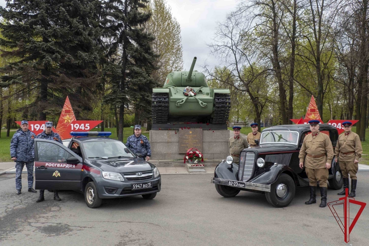 В Санкт-Петербурге сотрудники Росгвардии приняли участие в автопробеге "Марш памяти по Зеленому поясу славы"