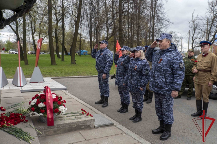 В Санкт-Петербурге сотрудники Росгвардии приняли участие в автопробеге "Марш памяти по Зеленому поясу славы"