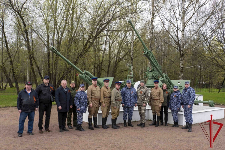 В Санкт-Петербурге сотрудники Росгвардии приняли участие в автопробеге "Марш памяти по Зеленому поясу славы"