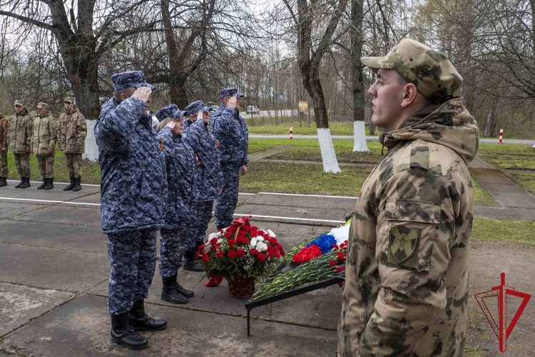 В Санкт-Петербурге сотрудники Росгвардии приняли участие в автопробеге "Марш памяти по Зеленому поясу славы"