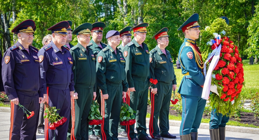 Делегация Росгвардии приняла участие в общегородском мероприятии на Пискаревском мемориальном кладбище