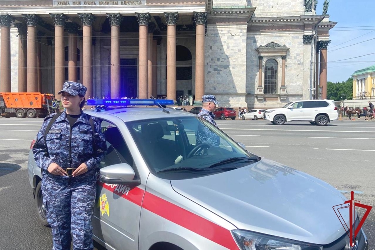 Сотрудники и военнослужащие Росгвардии обеспечили правопорядок при проведении мероприятий в День России