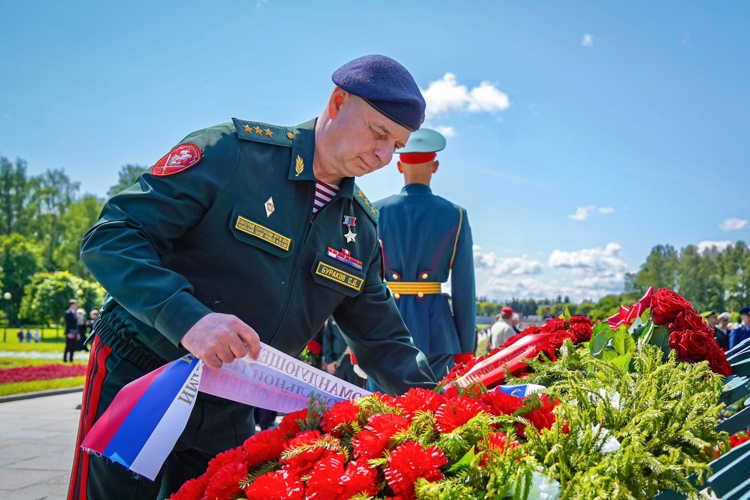 Делегация Росгвардии приняла участие в общегородском мероприятии на Пискаревском мемориальном кладбище