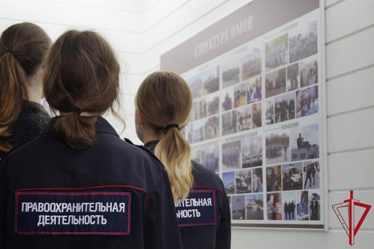 В ОМОН «Бастион» Росгвардии провели встречу с учащимися техникума