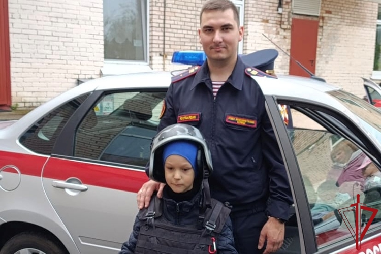 В Колпино сотрудники Росгвардии провели мероприятие для воспитанников детского сада