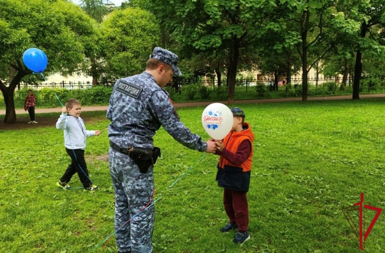 В Петербурге и Ленобласти сотрудники Росгвардии провели мероприятия для детей, посвященные Дню России