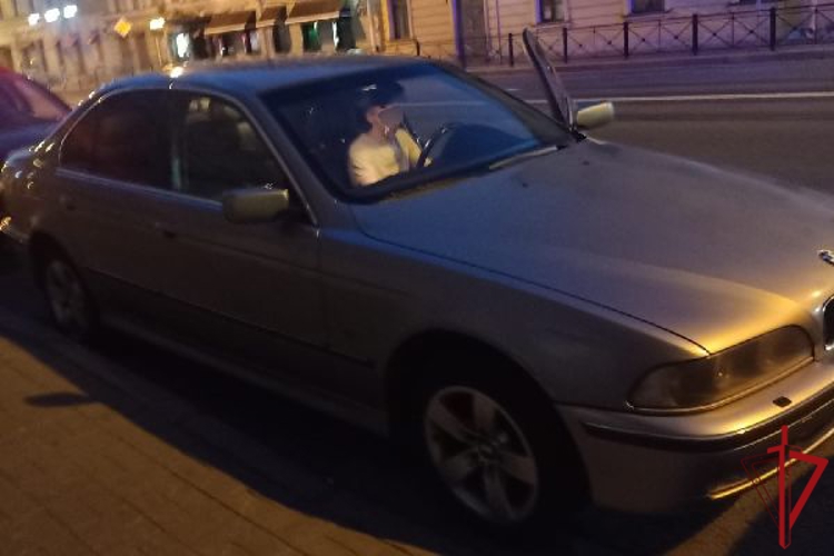 В Адмиралтейском районе наряд Росгвардии обнаружил разыскиваемый автомобиль, на котором скрылись лица, избившие мужчину