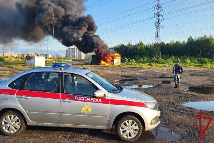 В Красногвардейском районе сотрудники Росгвардии обнаружили возгорание в контейнере с покрышками и вызвали на место пожарных