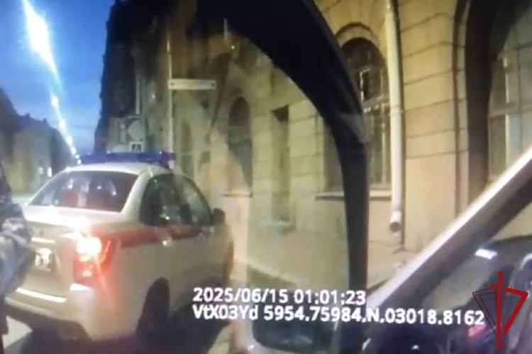 В Адмиралтейском районе наряд Росгвардии обнаружил разыскиваемый автомобиль, на котором скрылись лица, избившие мужчину