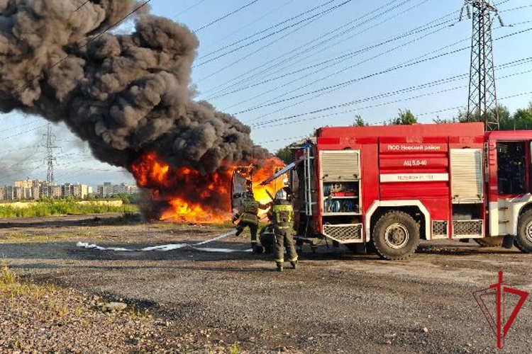 В Красногвардейском районе сотрудники Росгвардии обнаружили возгорание в контейнере с покрышками и вызвали на место пожарных