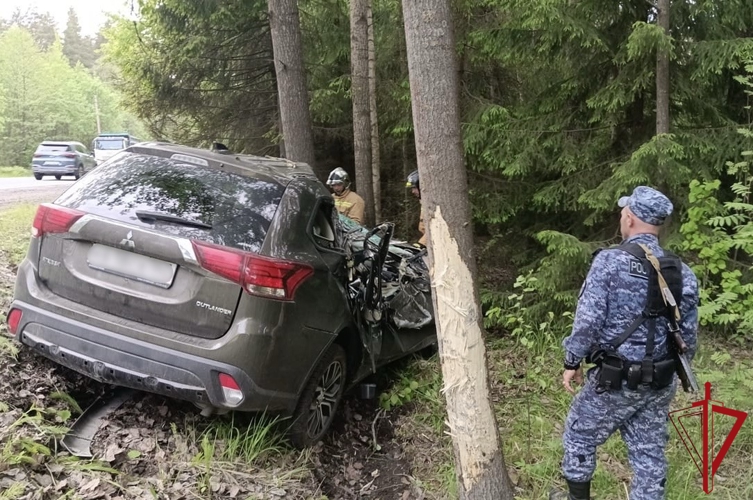 В Курортном районе сотрудники Росгвардии оказали помощь пострадавшей женщине-водителю и вызвали спасателей