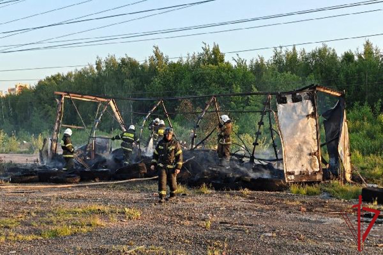 В Красногвардейском районе сотрудники Росгвардии обнаружили возгорание в контейнере с покрышками и вызвали на место пожарных