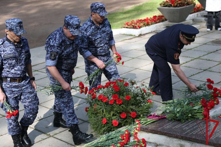 В Санкт-Петербурге сотрудники Росгвардии приняли участие в мероприятиях, посвященных Дню памяти и скорби