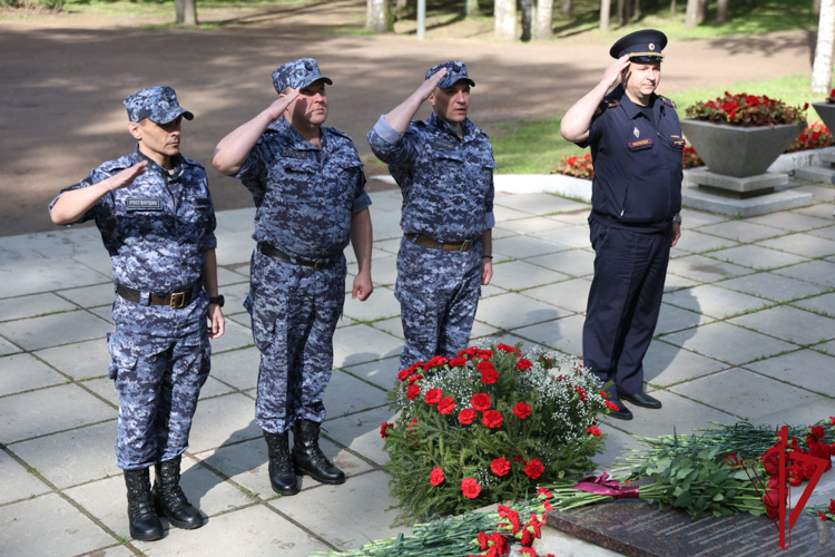 В Санкт-Петербурге сотрудники Росгвардии приняли участие в мероприятиях, посвященных Дню памяти и скорби
