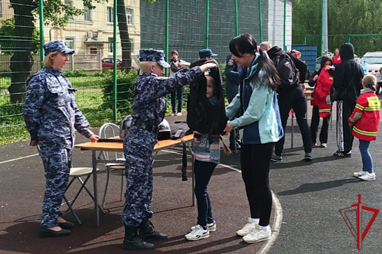 Петербургские росгвардейцы приняли участие в акции "Дорогою Добра"