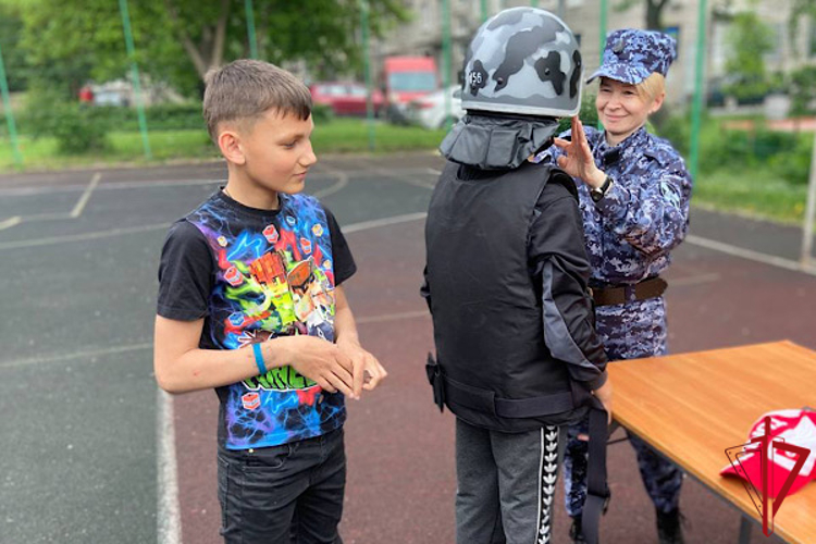 Петербургские росгвардейцы приняли участие в акции "Дорогою Добра"