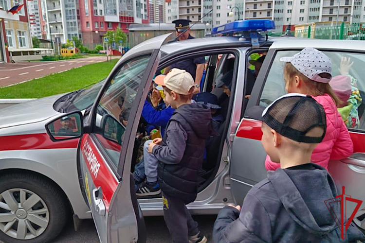 В Кировском районе сотрудники Росгвардии провели встречу с воспитанниками детского сада, посвященную Дню России