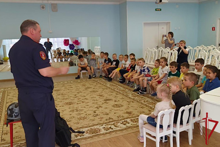 В Кировском районе сотрудники Росгвардии провели встречу с воспитанниками детского сада, посвященную Дню России