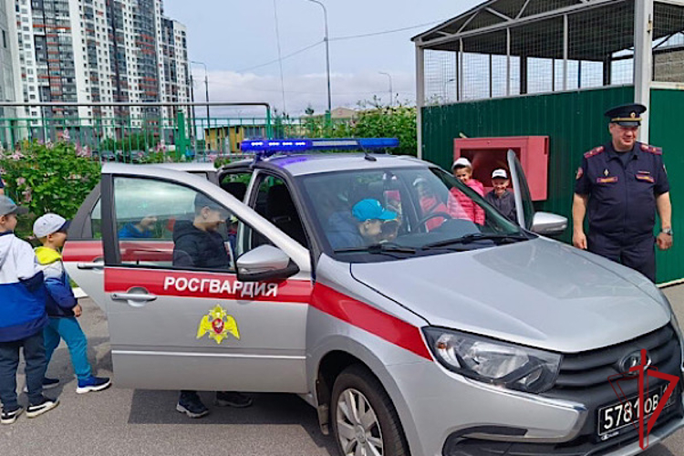 В Кировском районе сотрудники Росгвардии провели встречу с воспитанниками детского сада, посвященную Дню России