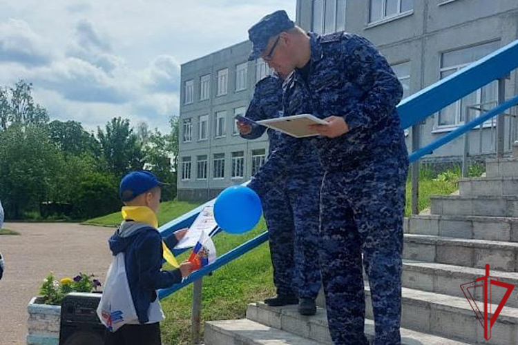В Петербурге и Ленобласти сотрудники Росгвардии провели мероприятия для детей, посвященные Дню России