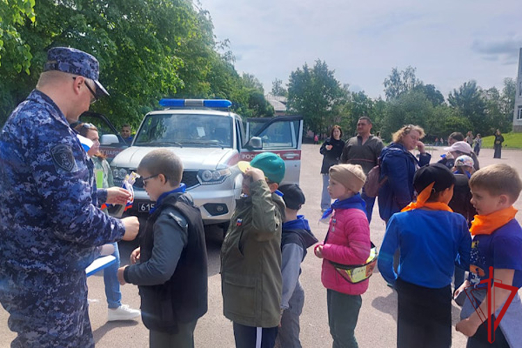 В Петербурге и Ленобласти сотрудники Росгвардии провели мероприятия для детей, посвященные Дню России