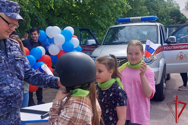 В Петербурге и Ленобласти сотрудники Росгвардии провели мероприятия для детей, посвященные Дню России