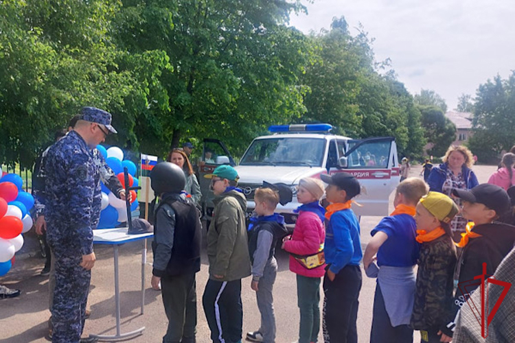 В Петербурге и Ленобласти сотрудники Росгвардии провели мероприятия для детей, посвященные Дню России