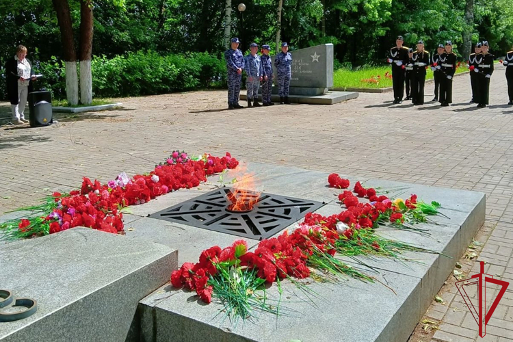 В Петербурге и Ленобласти сотрудники Росгвардии приняли участие в мероприятиях, посвященных Дню памяти и скорби