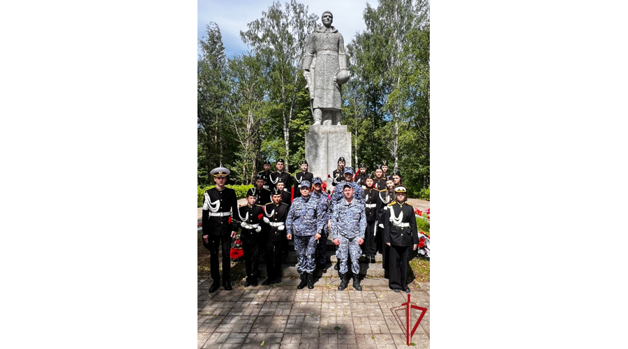 В Петербурге и Ленобласти сотрудники Росгвардии приняли участие в мероприятиях, посвященных Дню памяти и скорби