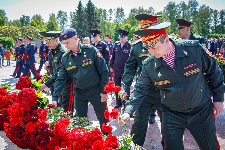 Делегация Росгвардии приняла участие в общегородском мероприятии на Пискаревском мемориальном кладбище