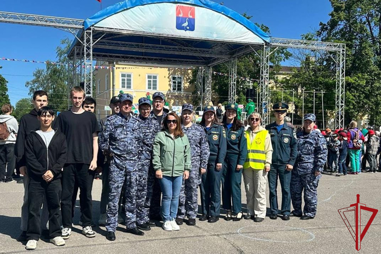 В Петербурге и Ленобласти сотрудники Росгвардии приняли участие в мероприятиях, посвященных Дню памяти и скорби