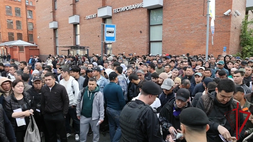Сотрудники ОМОН Росгвардии оказали содействие полиции при проведении профилактического рейда по проверке соблюдения миграционного законодательства
