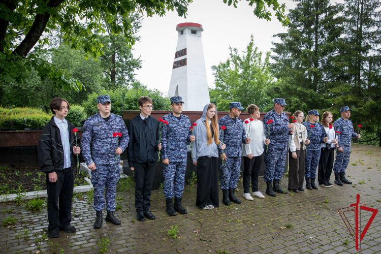 В городе Волхове представители Росгвардии провели мероприятие, приуроченное ко Дню памяти и скорби