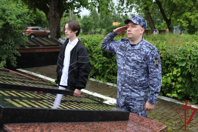 В городе Волхове представители Росгвардии провели мероприятие, приуроченное ко Дню памяти и скорби