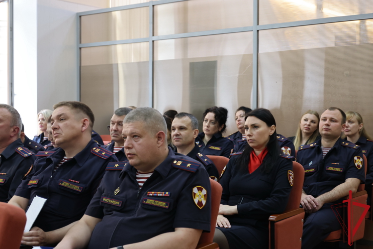 В Центре лицензионно-разрешительной работы ГУ Росгвардии наградили отличившихся сотрудников
