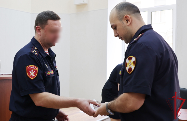 В Центре лицензионно-разрешительной работы ГУ Росгвардии наградили отличившихся сотрудников